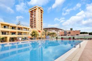 a large swimming pool in front of a building at Nice studio Bart 50 meters from Playa Las Vistas in Arona