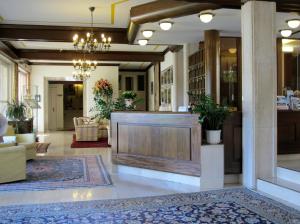 eine Lobby mit Rezeption in einem Gebäude in der Unterkunft SEEGLÜCK Hotel Forelle Superior in Millstatt + 180 Fotos