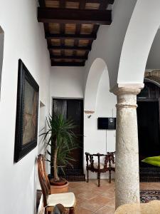 una stanza con tavolo e pianta in vaso di Casa Antigua - Terraza con Vistas al Mar a Medina Sidonia