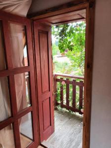 una puerta abierta al balcón de una casa en Apartman Latin 2 en Plaški