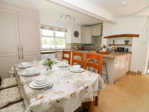 eine Küche und ein Esszimmer mit einem Tisch und Stühlen in der Unterkunft Chestnuts at Youlton Lodge in York
