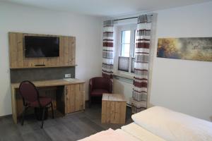 Μια τηλεόραση ή/και κέντρο ψυχαγωγίας στο Hotel-Gasthof Zur Post