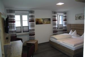A bed or beds in a room at Hotel-Gasthof Zur Post