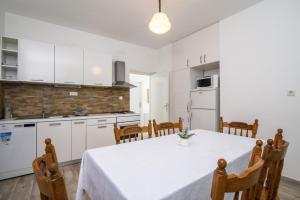 Kuchyňa alebo kuchynka v ubytovaní Apartments Mastelic