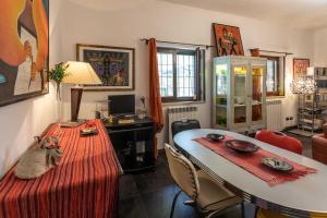 ein Wohnzimmer mit einem Tisch und einem Schreibtisch in der Unterkunft Villa Sole in Lecce
