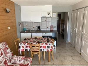 Forest des BaniolsにあるAppartement Orcières Merlette, 2 pièces, 7 personnes - FR-1-262-76のキッチン(テーブル、椅子付)