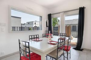 a dining room with a white table and chairs at Maison moderne pour 4 personnes a Saint-Gildas-de-Rhuys in Saint-Gildas-de-Rhuys