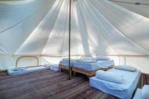 เตียงในห้องที่ Mia Glamping Kinneret