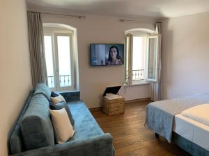 A television and/or entertainment centre at Albergo Ristorante Montebaldo