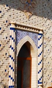 einen Eingang zu einem Gebäude mit blau und weiß in der Unterkunft Colibri Traditional Guest house in Samarkand