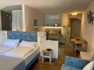 Dormitorio pequeño con 2 camas y cocina en Albergo Ristorante Montebaldo en Limone sul Garda