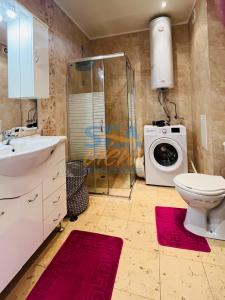 Ett badrum på Sea View Rental Iglika Apartments