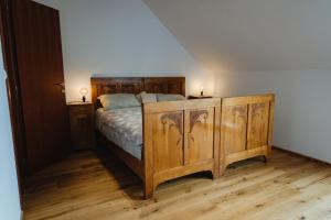 Un dormitorio con una cama de madera con dos luces. en Frešer Farm Accommodation, 