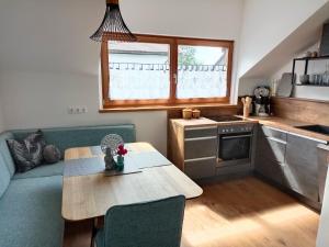 uma cozinha com um sofá e uma mesa numa cozinha em Ferienwohnung Fabiella em Millstatt