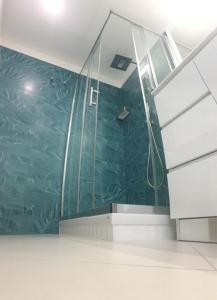 un bagno con parete verde e doccia in vetro di La Camera della Nonna 2.0 a Gaeta Altre 31 foto