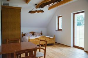 una camera con letto, tavolo e sedie di Frešer Farm Accommodation 