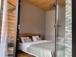 Giường trong phòng chung tại Capra Hotel Kazbegi