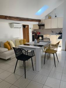 una cucina e un soggiorno con tavolo e sedie di Ascona, Casa Collegio - im Zentrum, am See Lago Maggiore ad Ascona