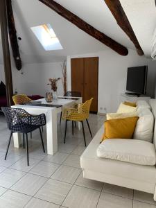 un soggiorno con un divano, un tavolo e delle sedie di Ascona, Casa Collegio - im Zentrum, am See Lago Maggiore ad Ascona