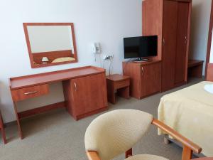Pokój z biurkiem, lustrem i krzesłem w obiekcie Nadmorski w mieście Mrzeżyno