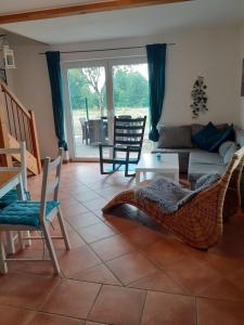 ein Wohnzimmer mit einem Sofa und Stühlen in der Unterkunft Akebys Erholung in besonderer Atmosphäre in Boren