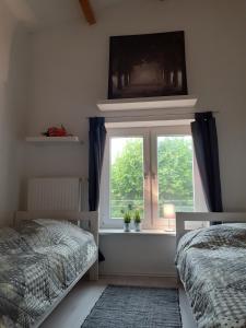 ein Schlafzimmer mit einem Fenster und einem Bett neben in der Unterkunft Akebys Erholung in besonderer Atmosphäre in Boren