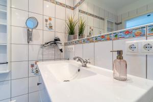 Un baño blanco con lavabo y espejo. en Appartement Nr 7 im Sonnenbad, en Sassnitz 108 fotos más