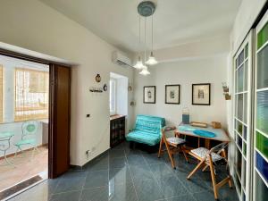 a living room with a table and chairs at LA CASETTA NEL BORGO - San Felice Circeo in San Felice Circeo