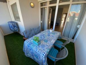 A seating area at Apartamento Mas Pinell B4