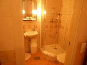 Phòng tắm tại Poska Villa Guesthouse