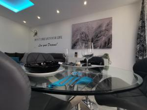 Un comedor con una mesa de cristal y sillas. en Luxury Apartment of Costa, en Costa del Silencio 52 fotos más