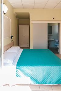 Hotel Liana tesisinde bir odada yatak veya yataklar