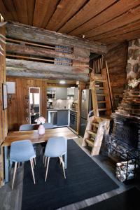 a kitchen and dining room with a table and chairs at RukaTupasvilla in Ruka