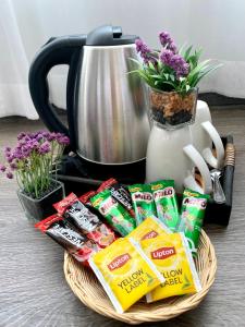 Příslušenství pro přípravu čaje a kávy v ubytování C Hotel Boutique and Comfort