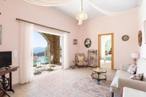 un salon avec un canapé et une télévision dans l'établissement Villa Astarti by Villa Plus, à Kalámi
