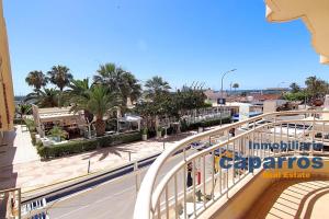 balkon z widokiem na centrum handlowe w obiekcie Apartamento Paseo del Malecón - Garrucha w mieście Garrucha