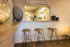 un bar con tre sgabelli davanti a un bancone di Hotel Parco a Milano Marittima