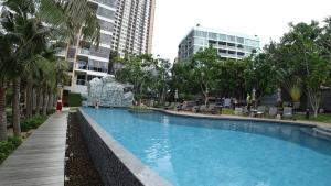 Bazén v ubytování 100 Great Pattaya Bay Seaview 30th Floor 1br1bth nebo v jeho okolí