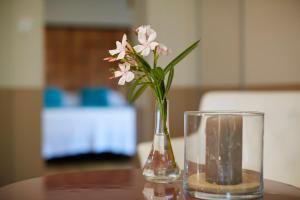 a vase with pink flowers sitting on a table at Salamandre et Hippocampe in Lanton