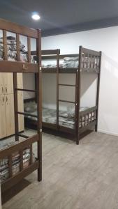 Habitación con 2 estanterías de madera en una habitación en Mister Hostel, en Leópolis