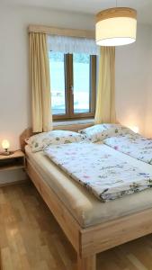 Säng eller sängar i ett rum på Mitterhirschberg, Familie Schweighuber