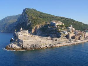 萊里奇的住宿－L'Oasi tra mare e monti，水中的一个岛屿,有房屋和建筑物