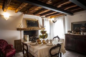 uma sala de jantar com uma mesa e uma lareira em Agriturismo Le Volpi em Baone