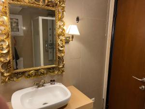 Koupelna v ubytování Plaza Hotel