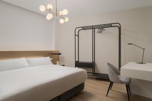 A bed or beds in a room at Boutique Hotel Cordial La Niña de Vegueta Még 22 kép