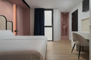 A bed or beds in a room at Boutique Hotel Cordial La Niña de Vegueta