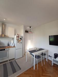 Kuchyň nebo kuchyňský kout v ubytování Large Apartment in Podgora - Makarska Rivijera just 80m beach distance