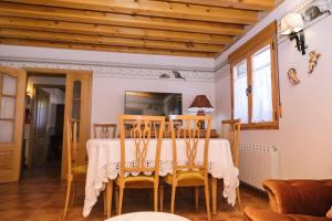 a dining room with a table and chairs at Casa rural el gato encantado in Matalebreras