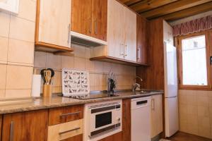 A kitchen or kitchenette at Casa rural el gato encantado