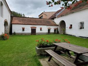 Zahrada ubytování Statek Straňovice Apartmán 2 velký
